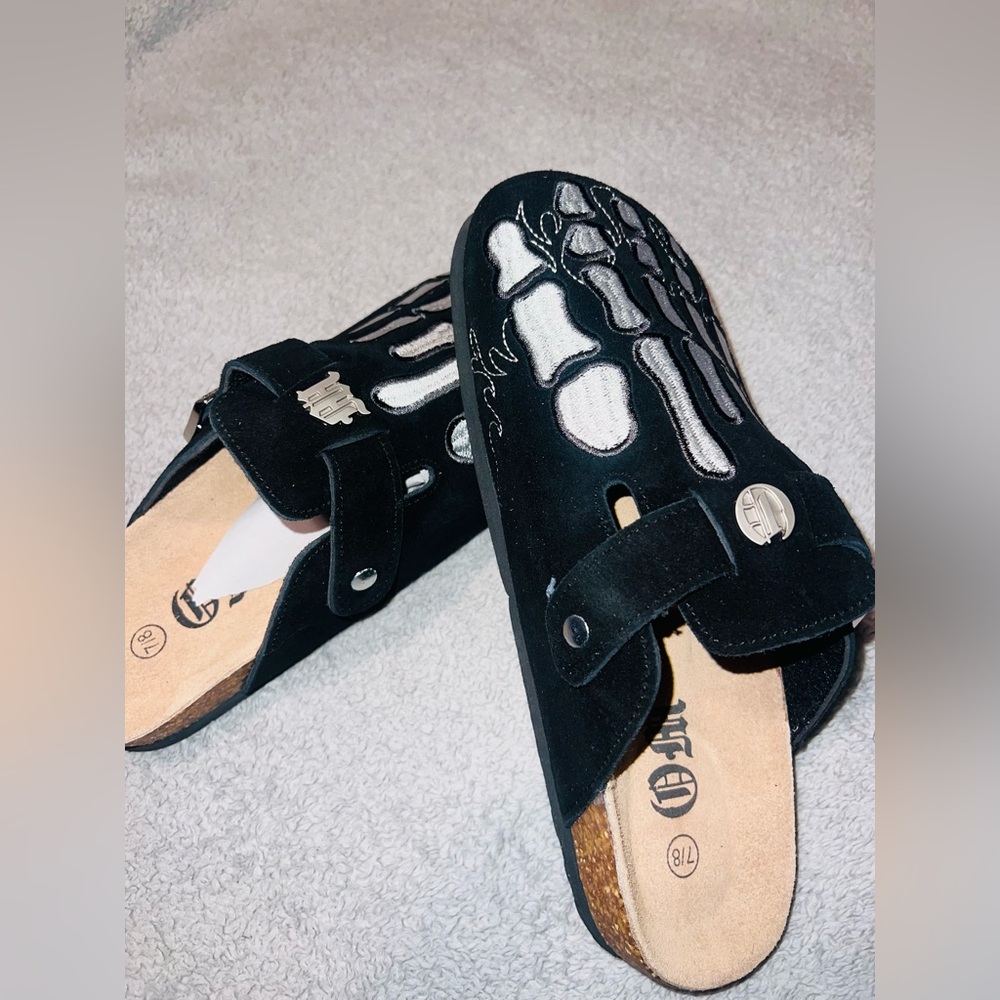 Octavious Marks clogs